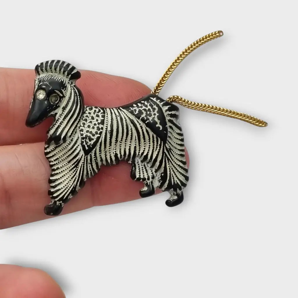 Broche vintage perro afgano negro y blanco años 40 50 con cola metálica joyería
