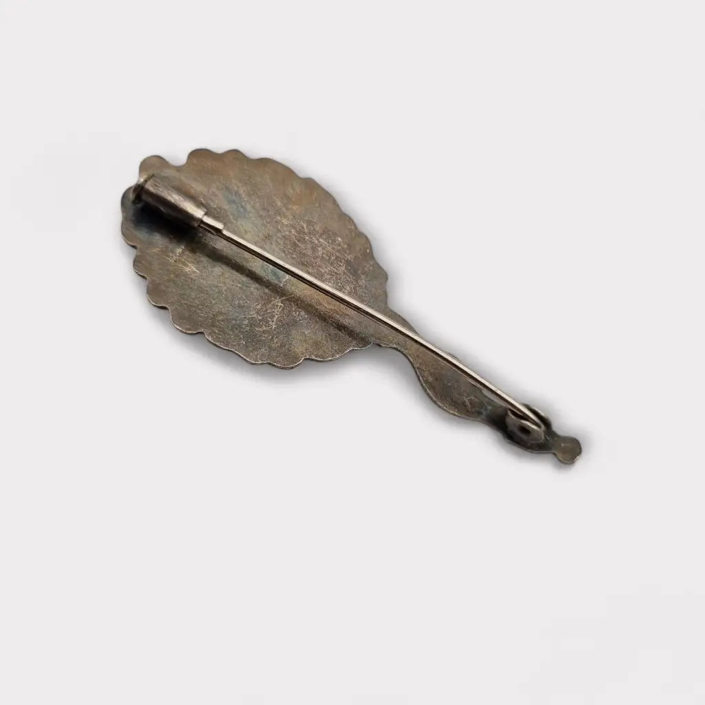 Broche vintage de plata con piedra rosa iridiscente forma alargada los años