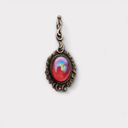 Broche vintage de plata con piedra rosa iridiscente forma alargada los años