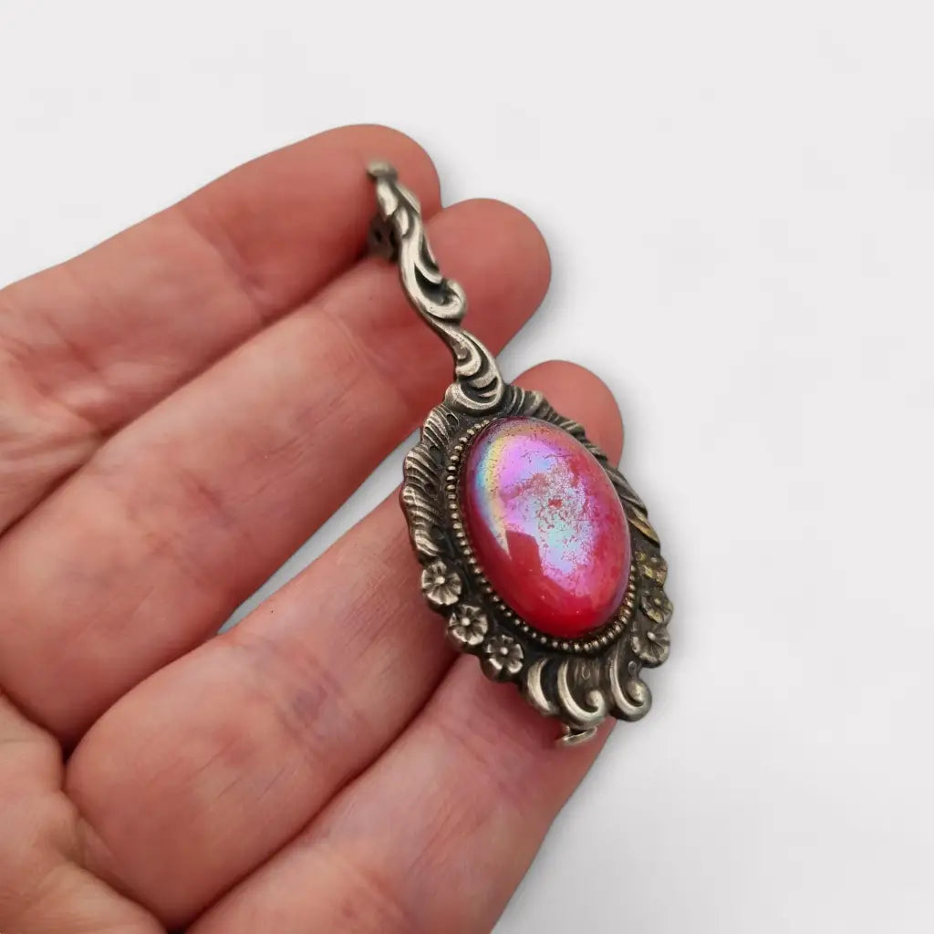 Broche vintage de plata con piedra rosa iridiscente forma alargada los años