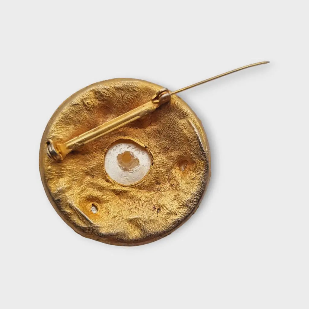 Broche vintage redondo con perla en tono dorado mate de los años 80