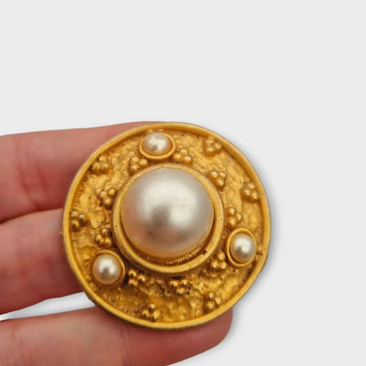Broche vintage redondo con perla en tono dorado mate de los años 80