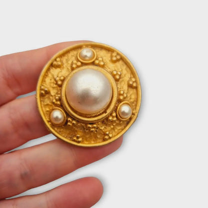 Broche vintage redondo con perla en tono dorado mate de los años 80