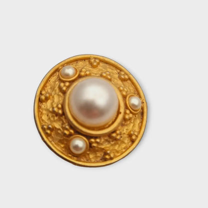 Broche vintage redondo con perla en tono dorado mate de los años 80