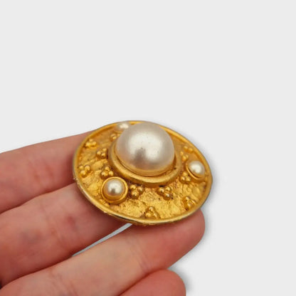 Broche vintage redondo con perla en tono dorado mate de los años 80