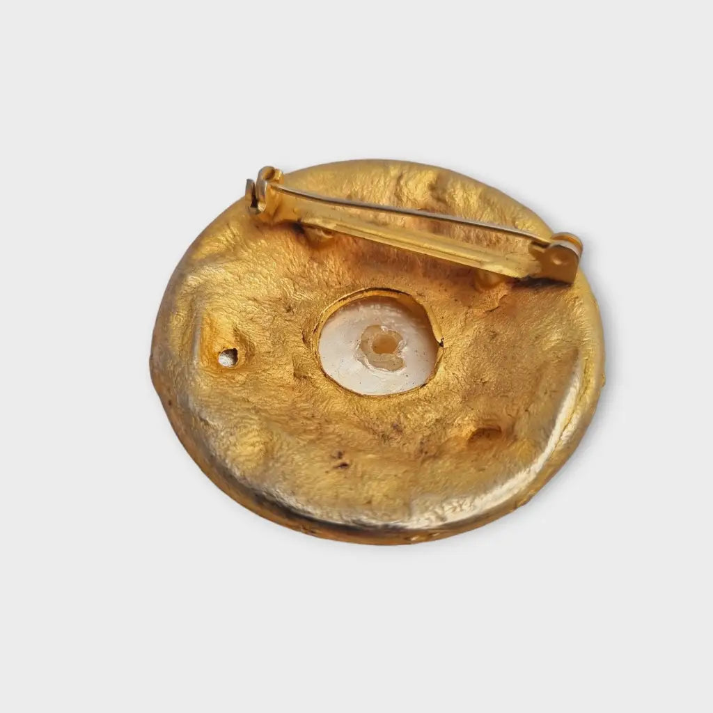 Broche vintage redondo con perla en tono dorado mate de los años 80