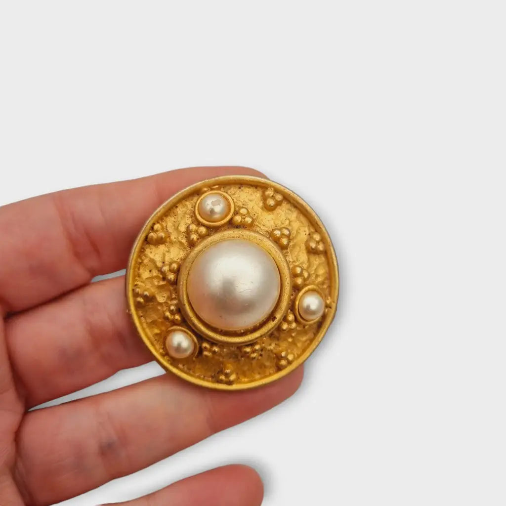 Broche vintage redondo con perla en tono dorado mate de los años 80