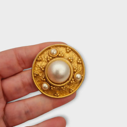 Broche vintage redondo con perla en tono dorado mate de los años 80