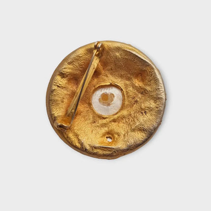 Broche vintage redondo con perla en tono dorado mate de los años 80