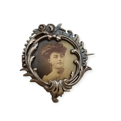 Broche antiguo Art Nouveau con retrato femenino marco de floral France 1900.