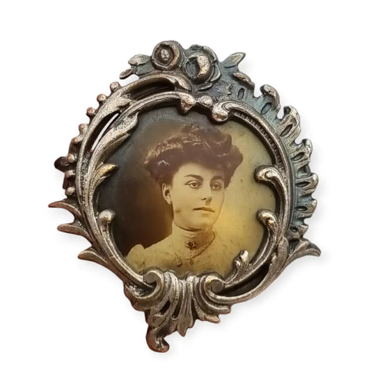 Broche antiguo Art Nouveau con retrato femenino marco de floral France 1900.