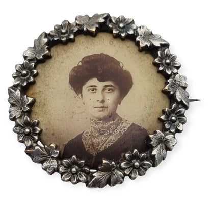 Broche Art Nouveau con retrato femenino marco floral detallado 1900-1910.