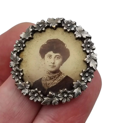 Broche Art Nouveau con retrato femenino marco floral detallado 1900-1910.