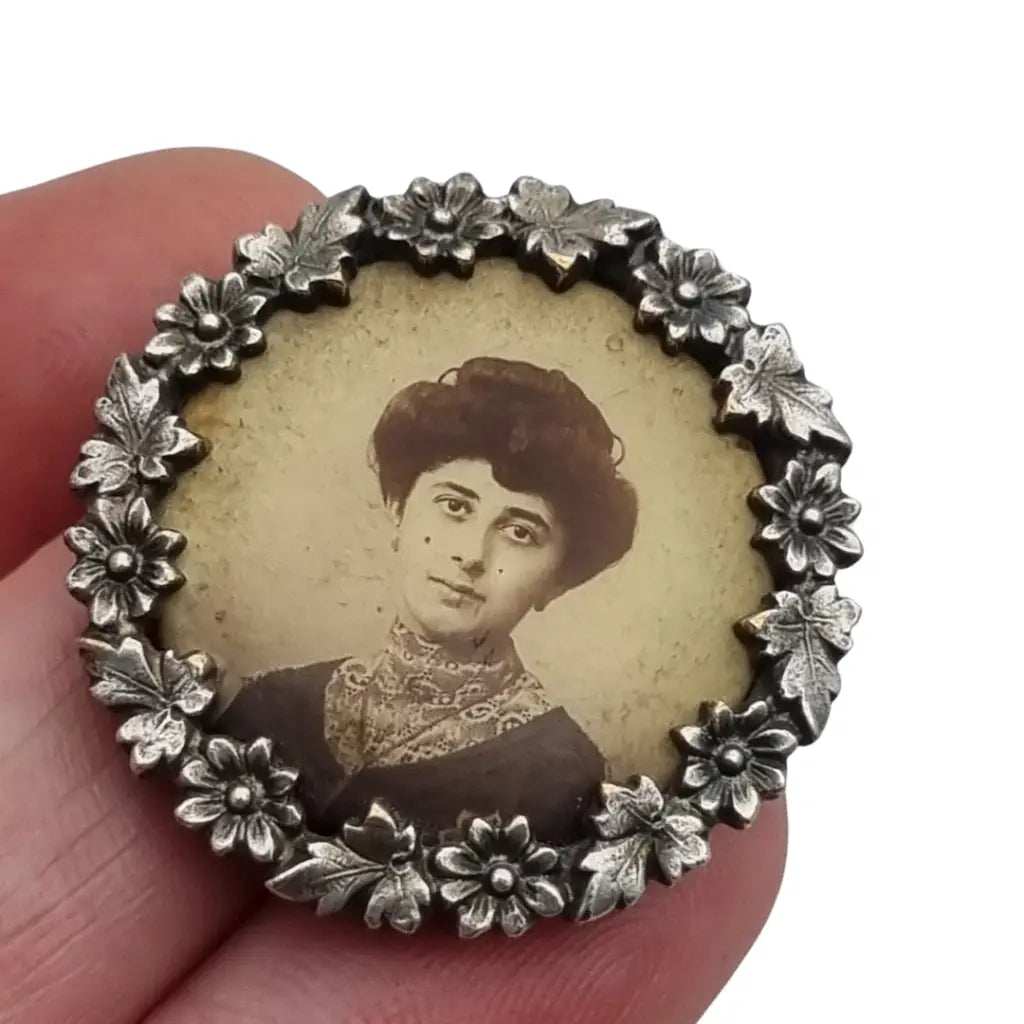 Broche Art Nouveau con retrato femenino marco floral detallado 1900-1910.