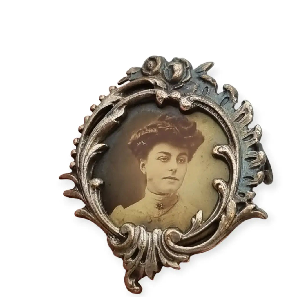 Broche antiguo Art Nouveau con retrato femenino marco de floral France 1900.