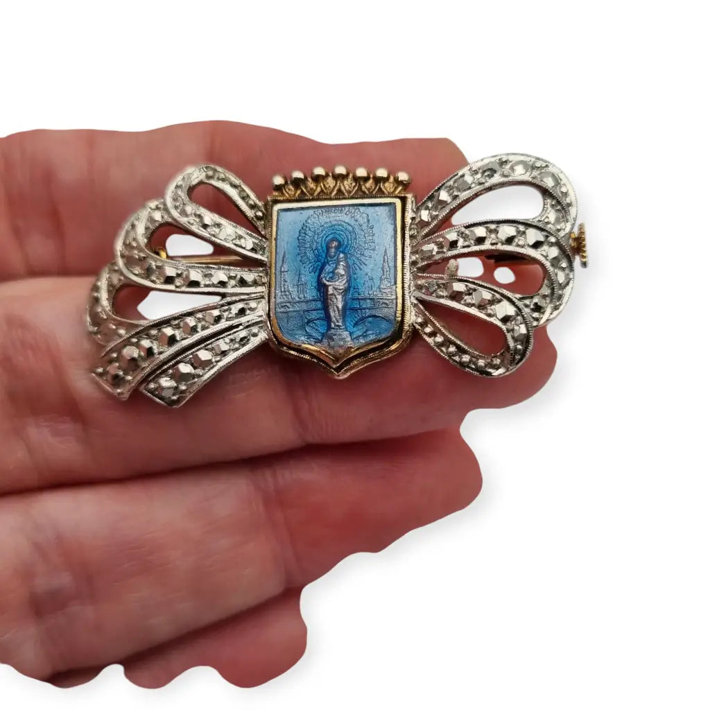 Broche religioso de plata 900 con esmalte azul la Virgen lazo y corona.