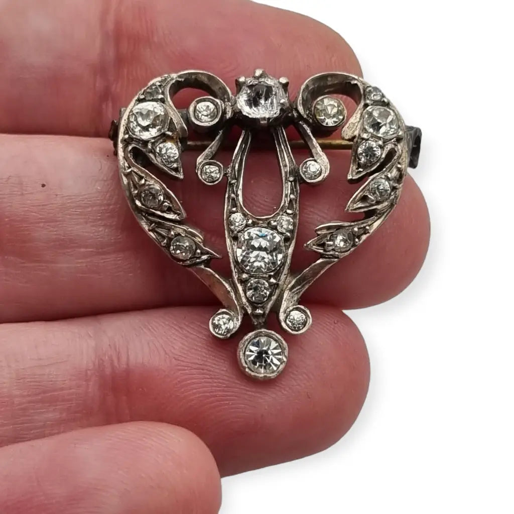 Antiguo Broche de corazón victoriano en plata y pedrería blanca. Circa 1900.