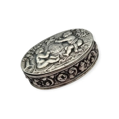 Caja alemana en plata 800 con querubines y escena repujada circa siglo XX.