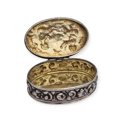 Caja alemana en plata 800 con querubines y escena repujada circa siglo XX.