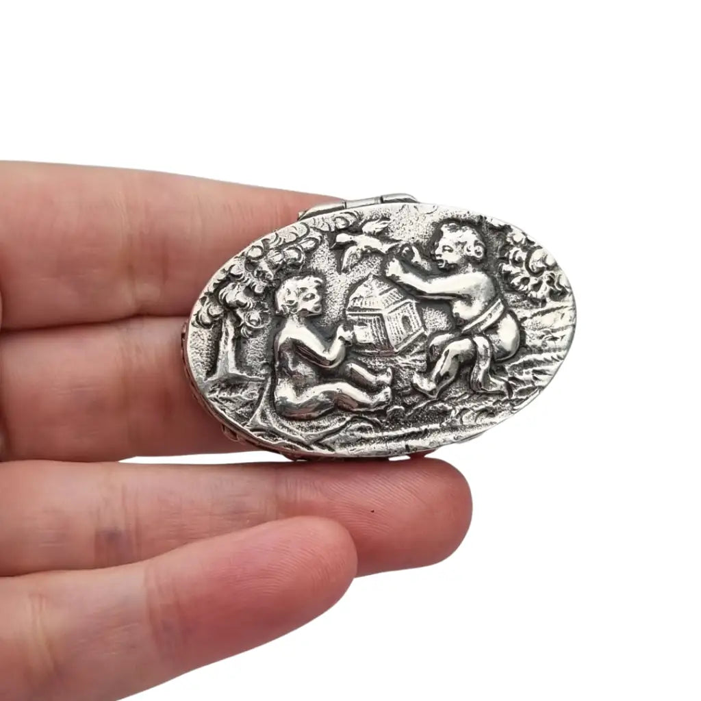 Caja alemana en plata 800 con querubines y escena repujada circa siglo XX.