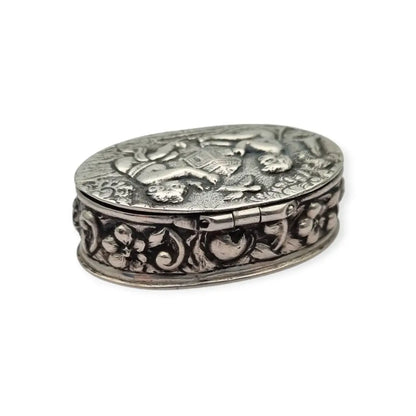 Caja alemana en plata 800 con querubines y escena repujada circa siglo XX.