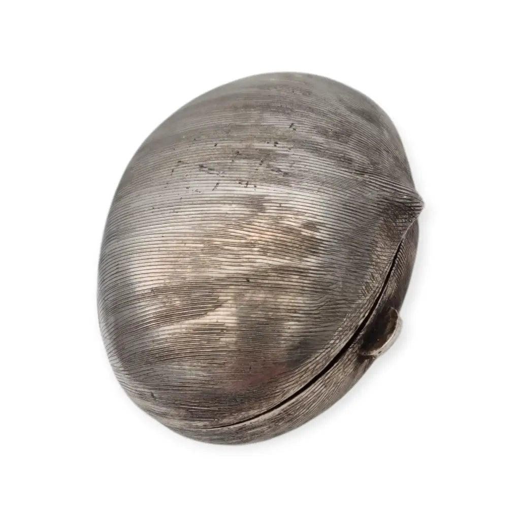 Caja antigua italiana de plata 800 en forma castaña con diseño naturalista