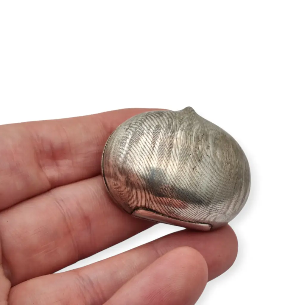 Caja antigua italiana de plata 800 en forma castaña con diseño naturalista