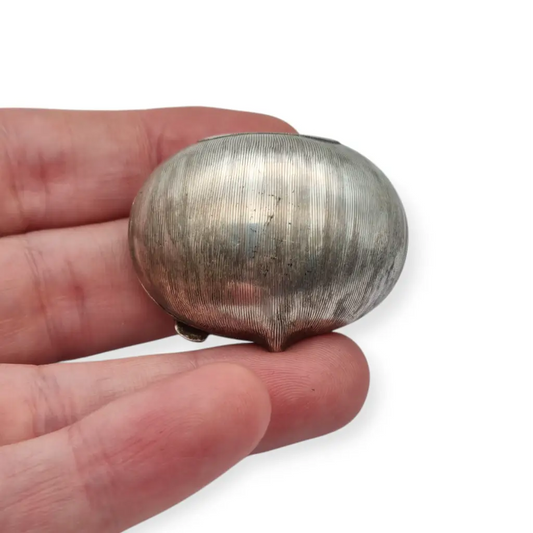 Caja antigua italiana de plata 800 en forma castaña con diseño naturalista