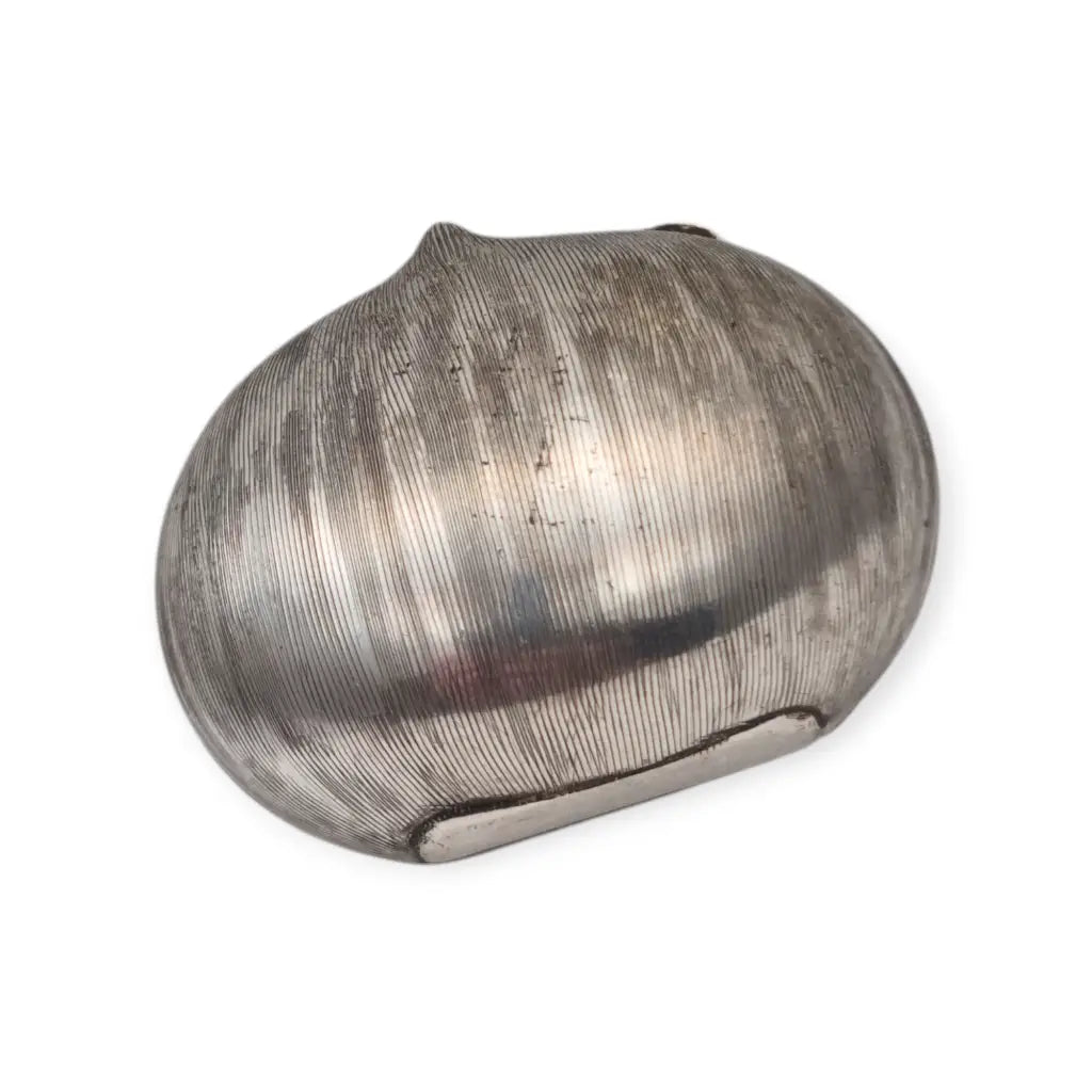 Caja antigua italiana de plata 800 en forma castaña con diseño naturalista