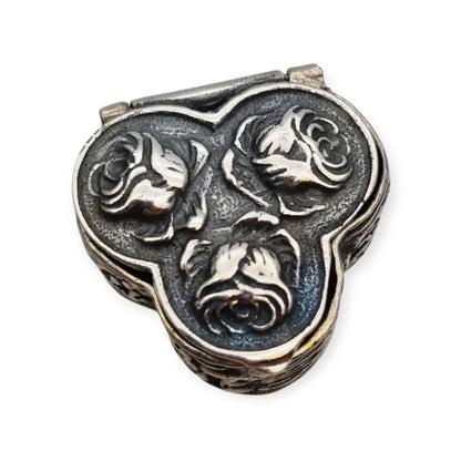 Caja antigua italiana de plata 925 con rosas en relieve y forma trilobulada