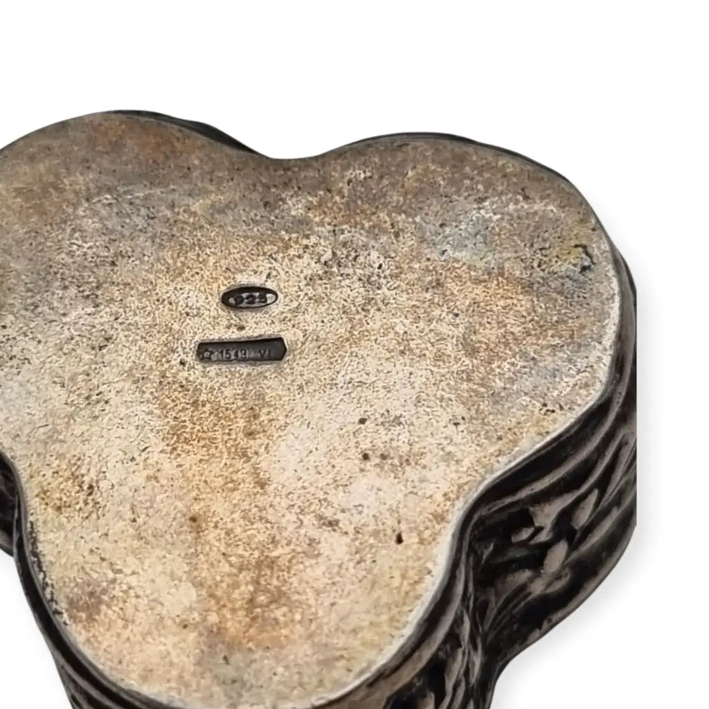 Caja antigua italiana de plata 925 con rosas en relieve y forma trilobulada