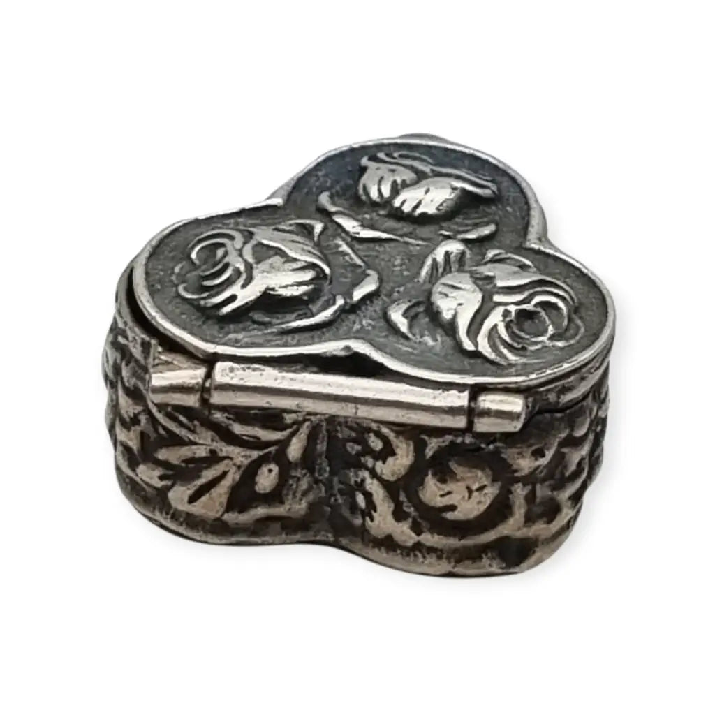 Caja antigua italiana de plata 925 con rosas en relieve y forma trilobulada