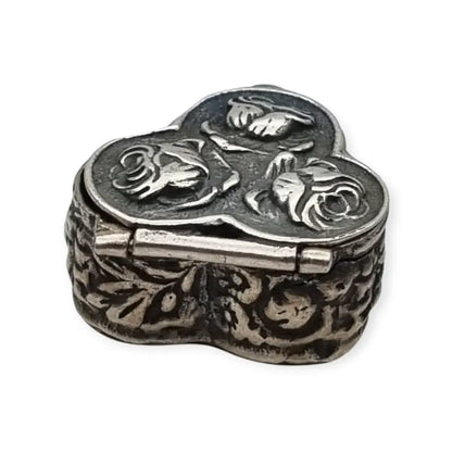 Caja antigua italiana de plata 925 con rosas en relieve y forma trilobulada