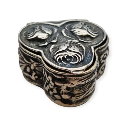 Caja antigua italiana de plata 925 con rosas en relieve y forma trilobulada