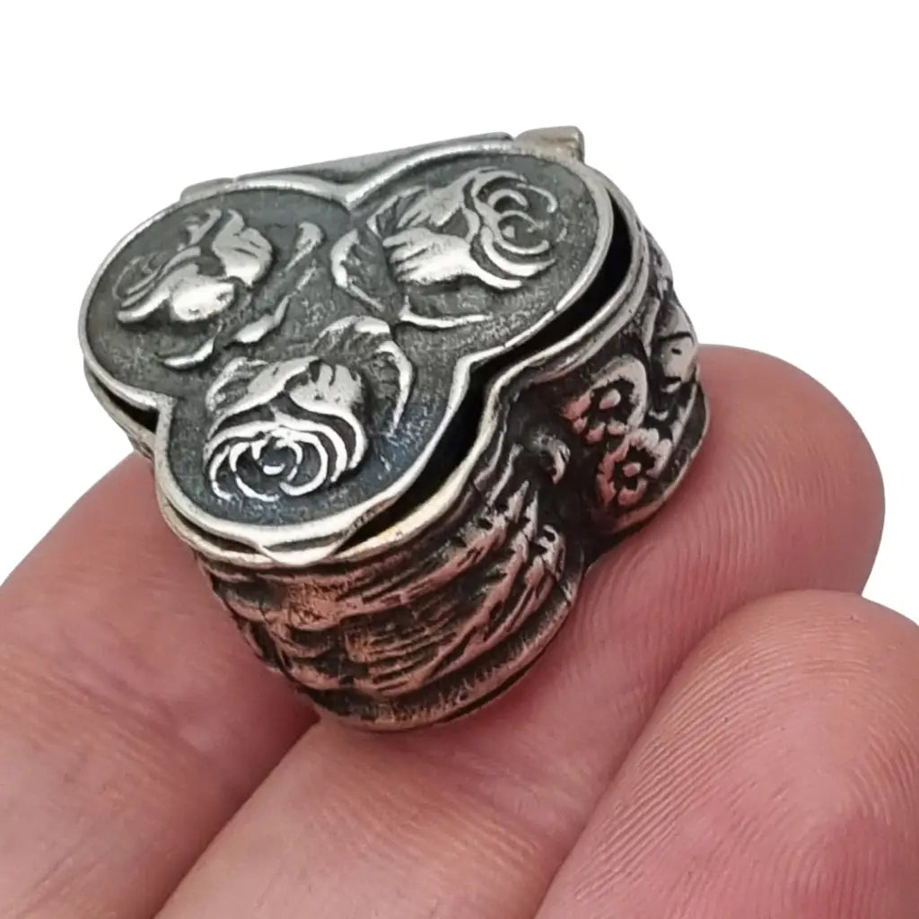 Caja antigua italiana de plata 925 con rosas en relieve y forma trilobulada