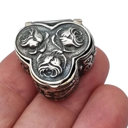 Caja antigua italiana de plata 925 con rosas en relieve y forma trilobulada