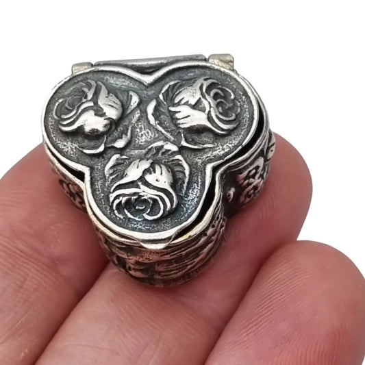 Caja antigua italiana de plata 925 con rosas en relieve y forma trilobulada