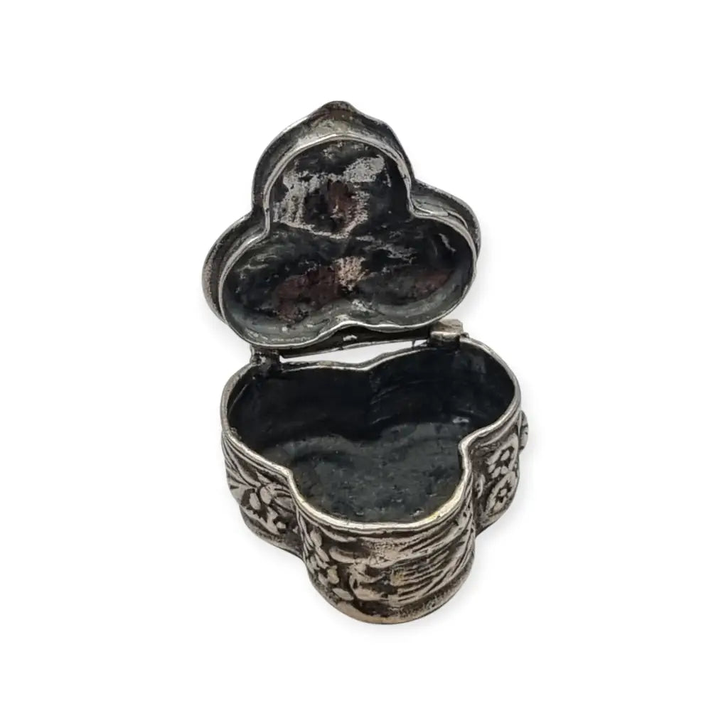 Caja antigua italiana de plata 925 con rosas en relieve y forma trilobulada