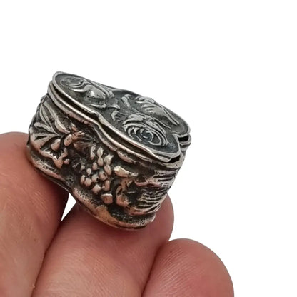 Caja antigua italiana de plata 925 con rosas en relieve y forma trilobulada