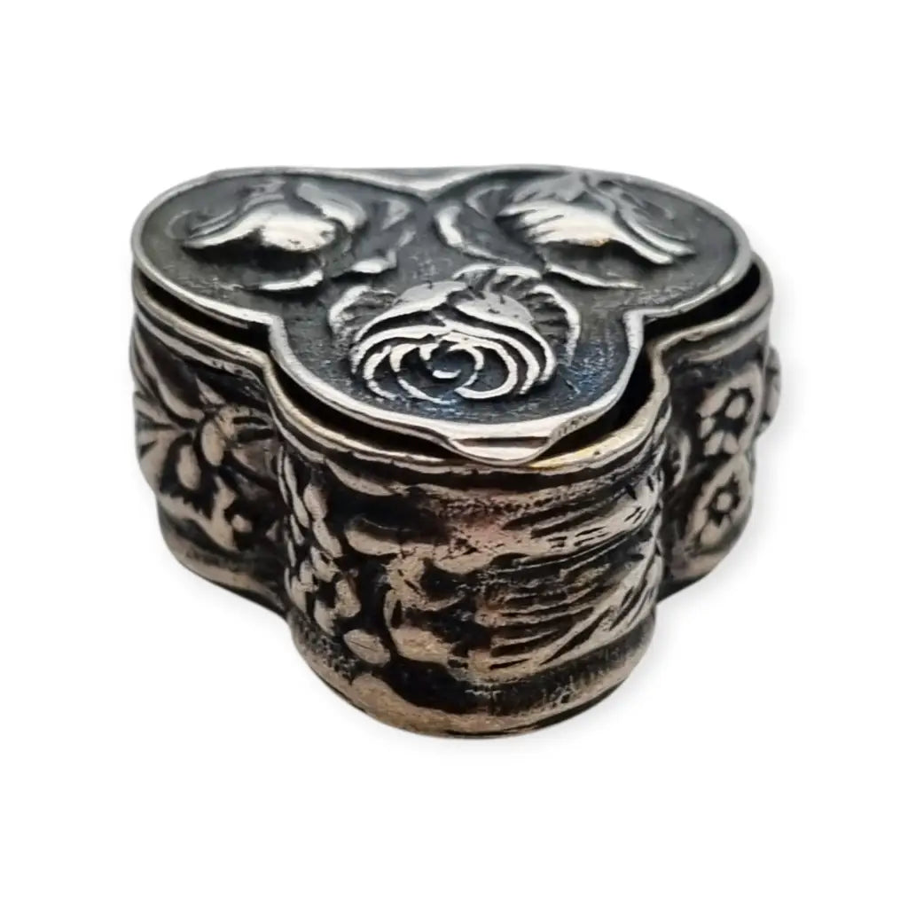 Caja antigua italiana de plata 925 con rosas en relieve y forma trilobulada
