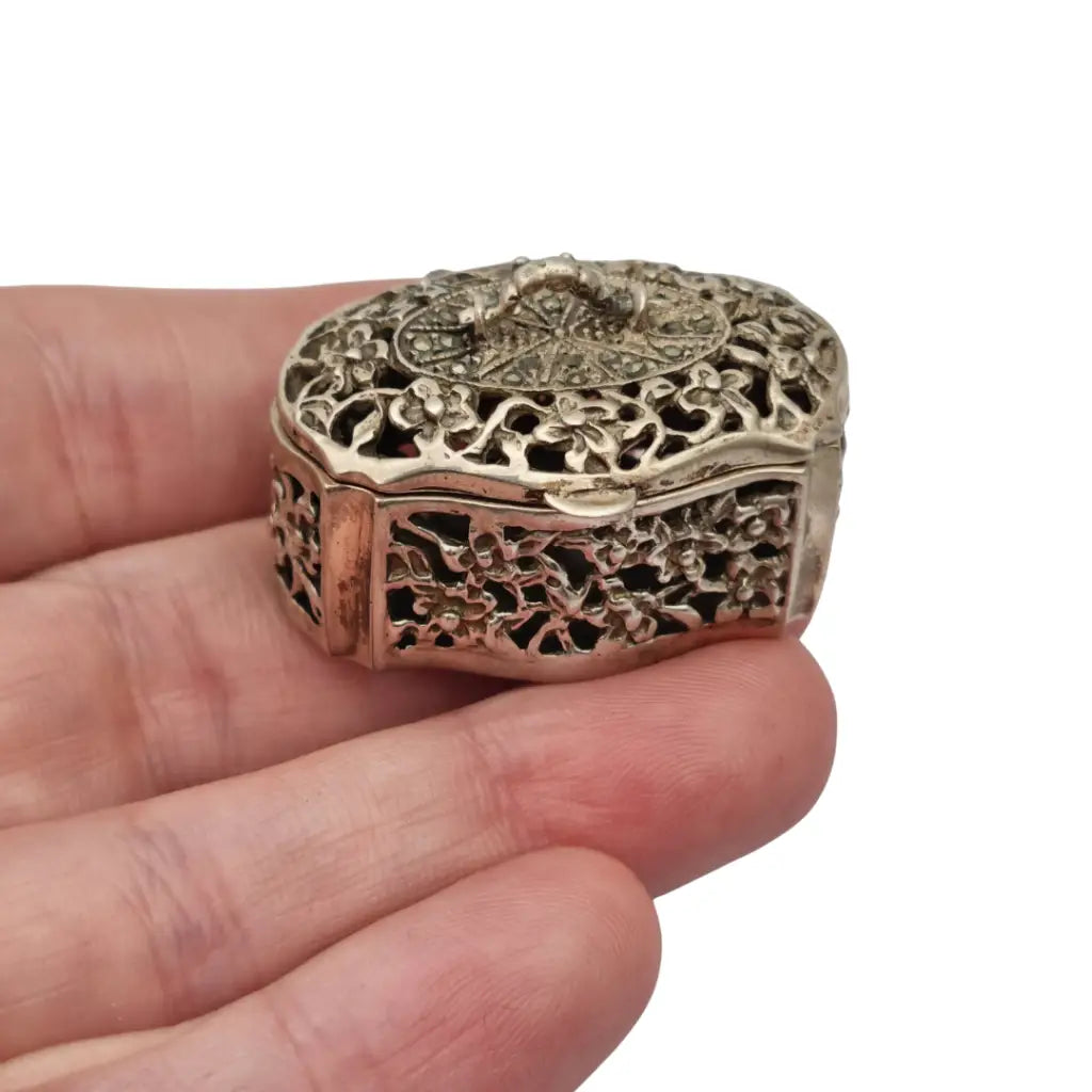 Caja antigua de plata 800 calada con flores y marcasitas Circa 1970.