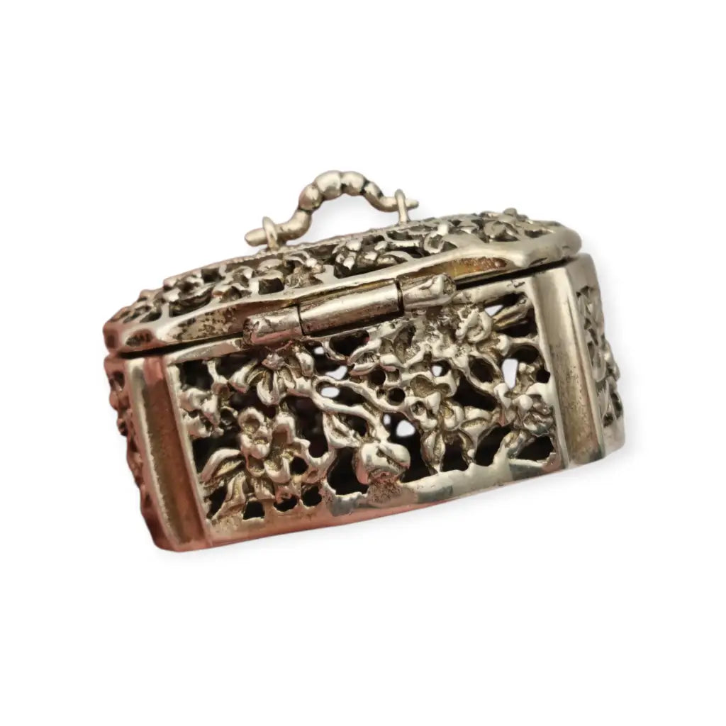 Caja antigua de plata 800 calada con flores y marcasitas Circa 1970.