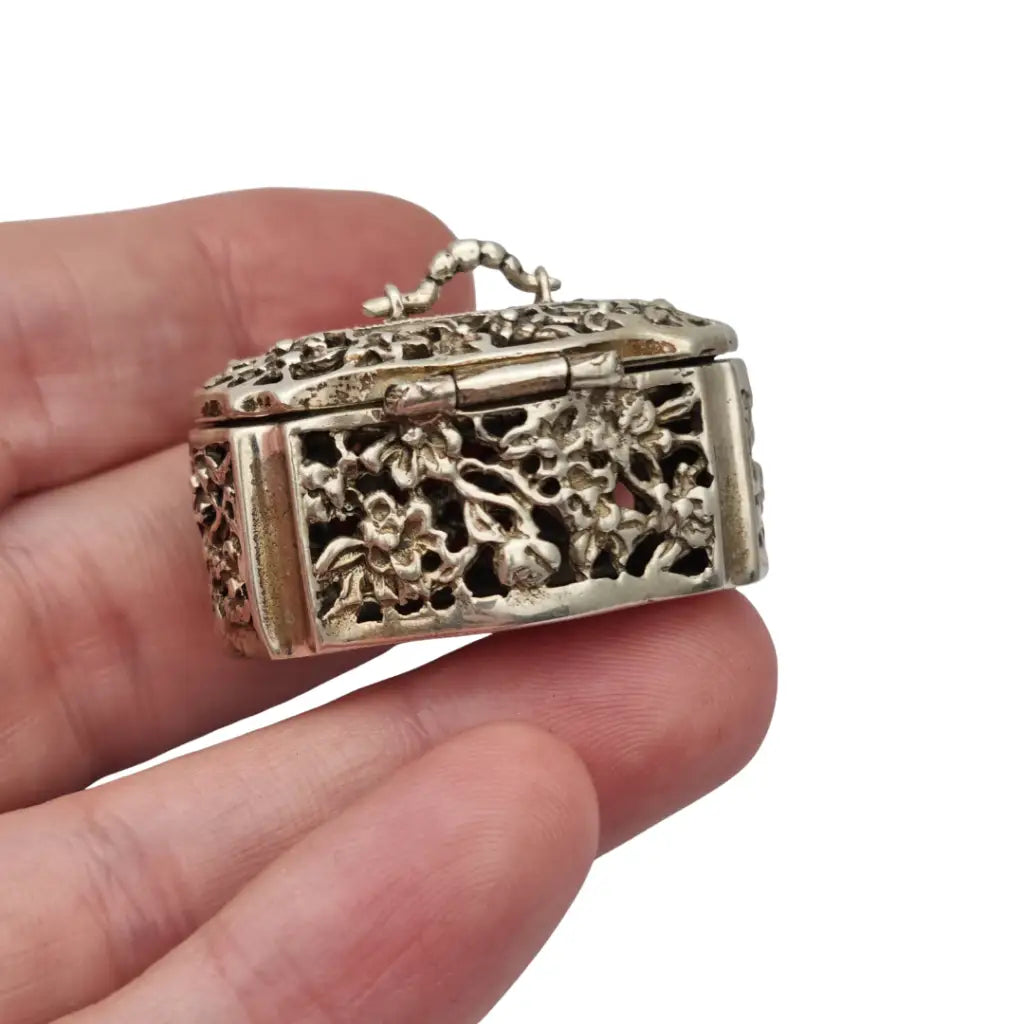 Caja antigua de plata 800 calada con flores y marcasitas Circa 1970.