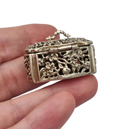 Caja antigua de plata 800 calada con flores y marcasitas Circa 1970.