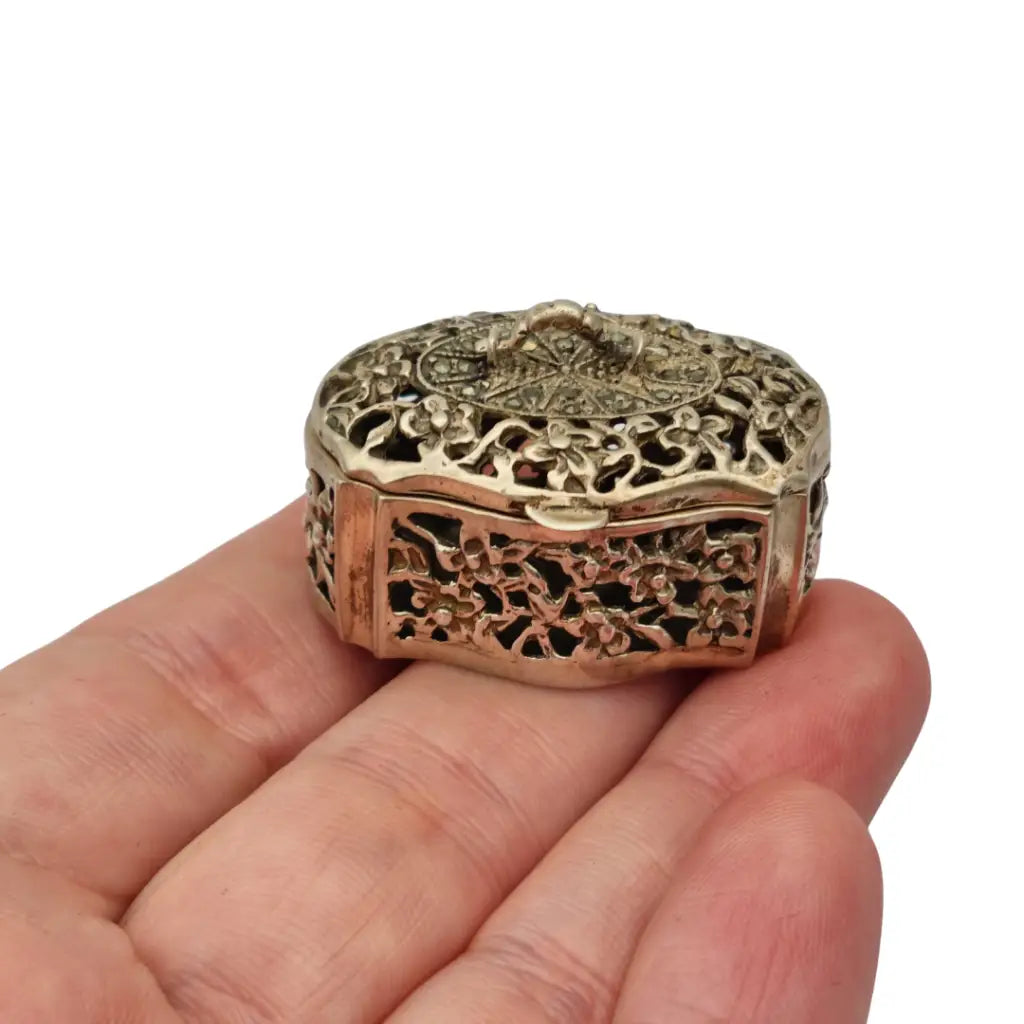 Caja antigua de plata 800 calada con flores y marcasitas Circa 1970.