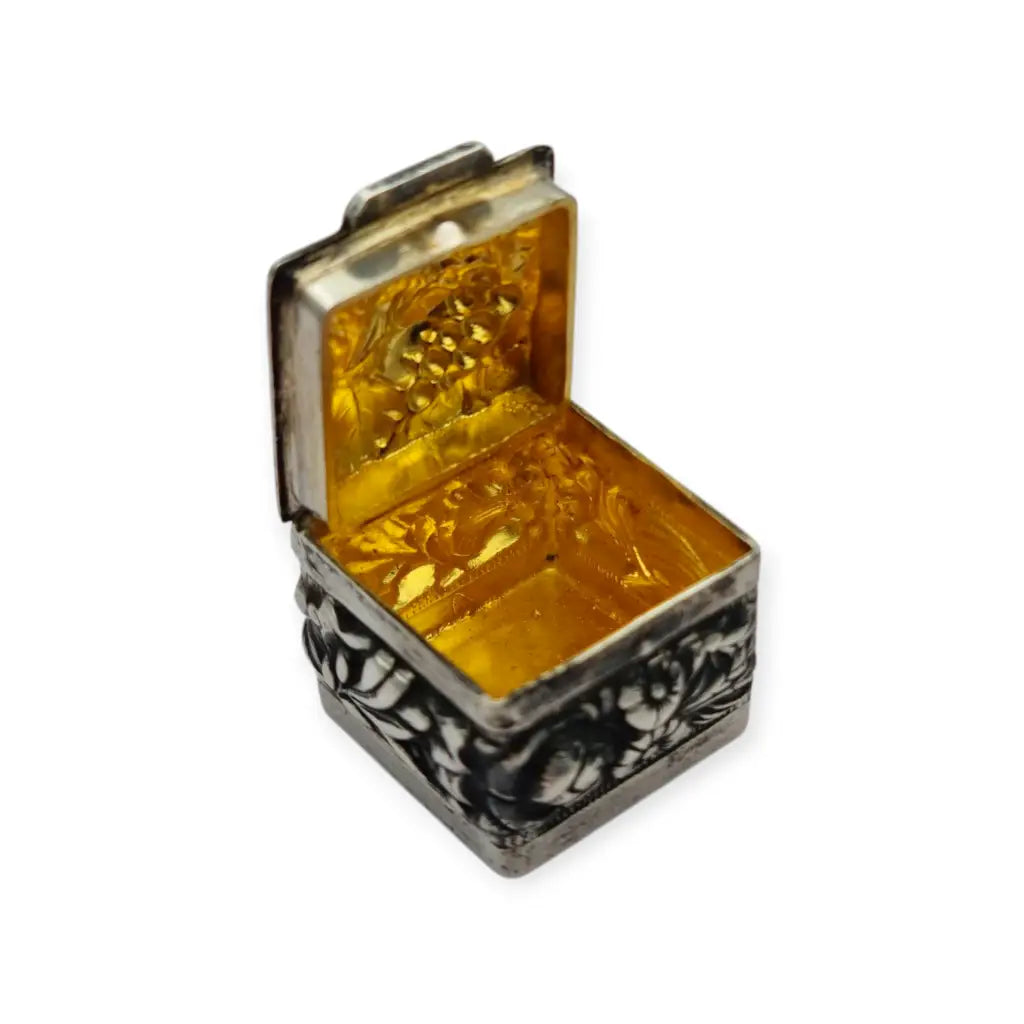 Caja antigua de plata 925 repujada interior dorado flores y un racimo uvas