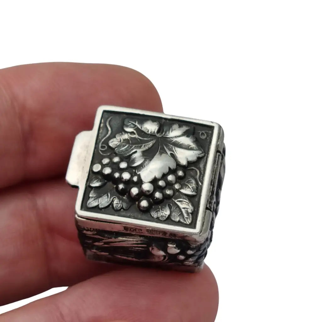 Caja antigua de plata 925 repujada interior dorado flores y un racimo uvas