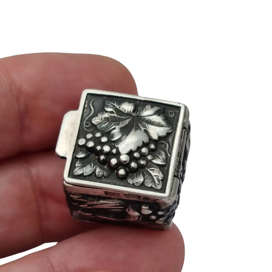 Caja antigua de plata 925 repujada interior dorado flores y un racimo uvas