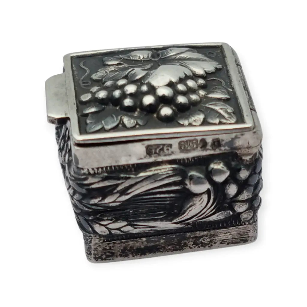 Caja antigua de plata 925 repujada interior dorado flores y un racimo uvas