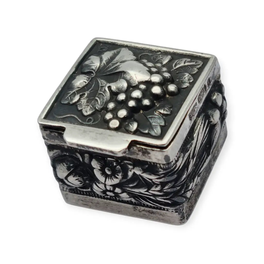 Caja antigua de plata 925 repujada interior dorado flores y un racimo uvas